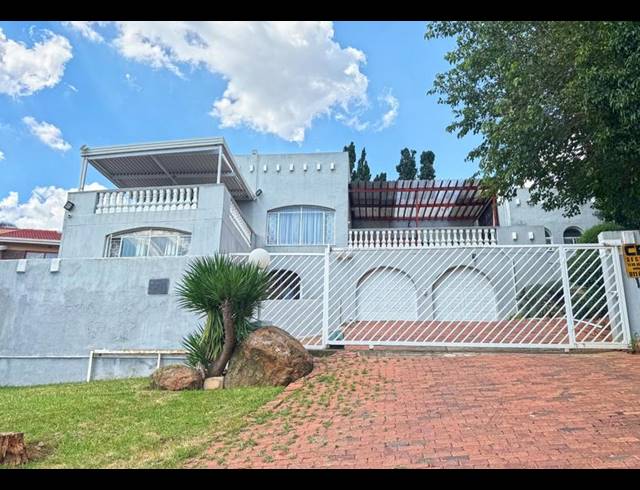 6 BEDROOM HOUSE FOR SALE IN GLENVISTA